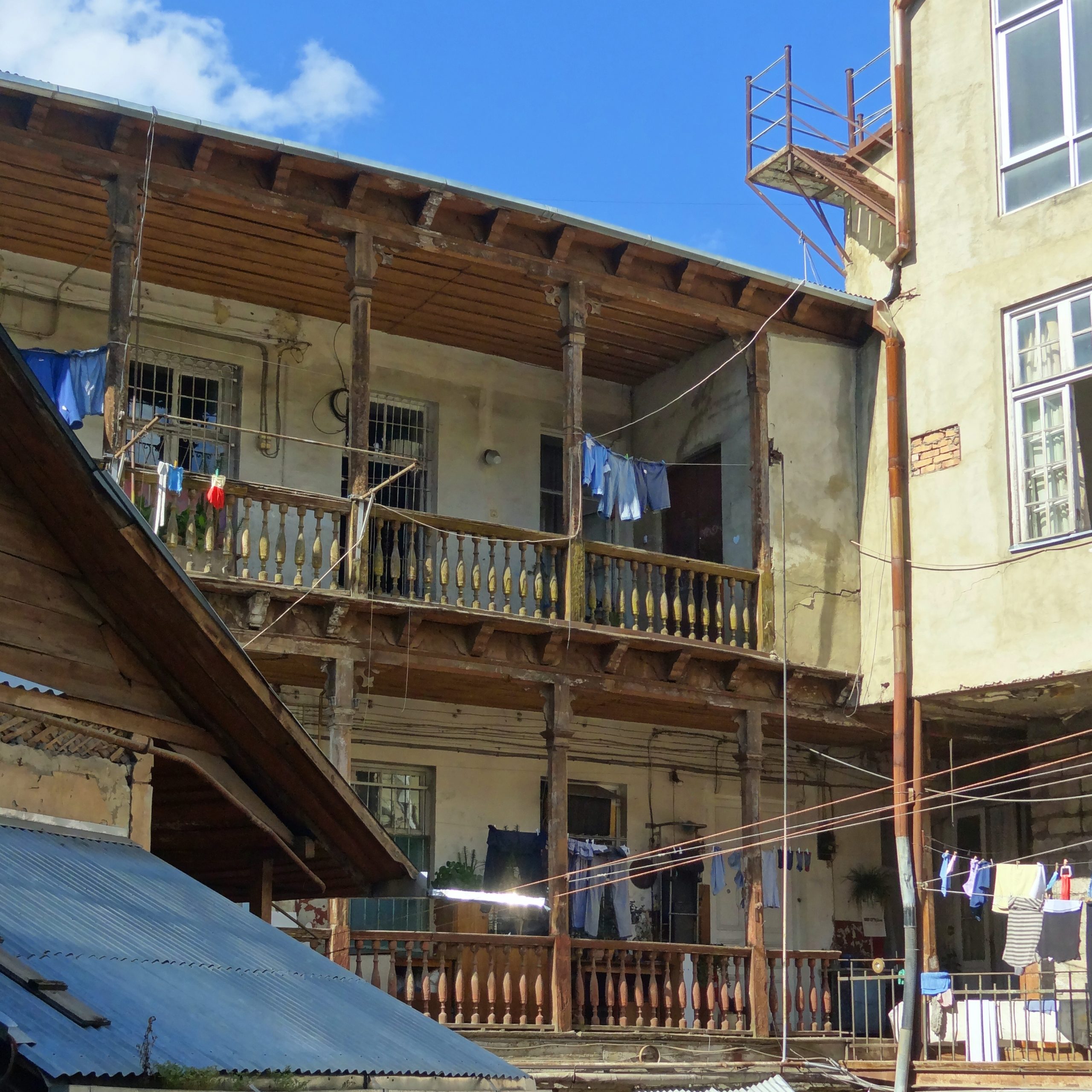 Tino Schlench - Literaturpalast - Tiflis - Wohnhaus mit Wäscheleine