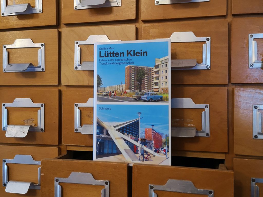 Lütten Klein Leben In Der Ostdeutschen Transformationsgesellschaft Steffen Mau: Lütten Klein - Literaturpalast | Tino Schlench